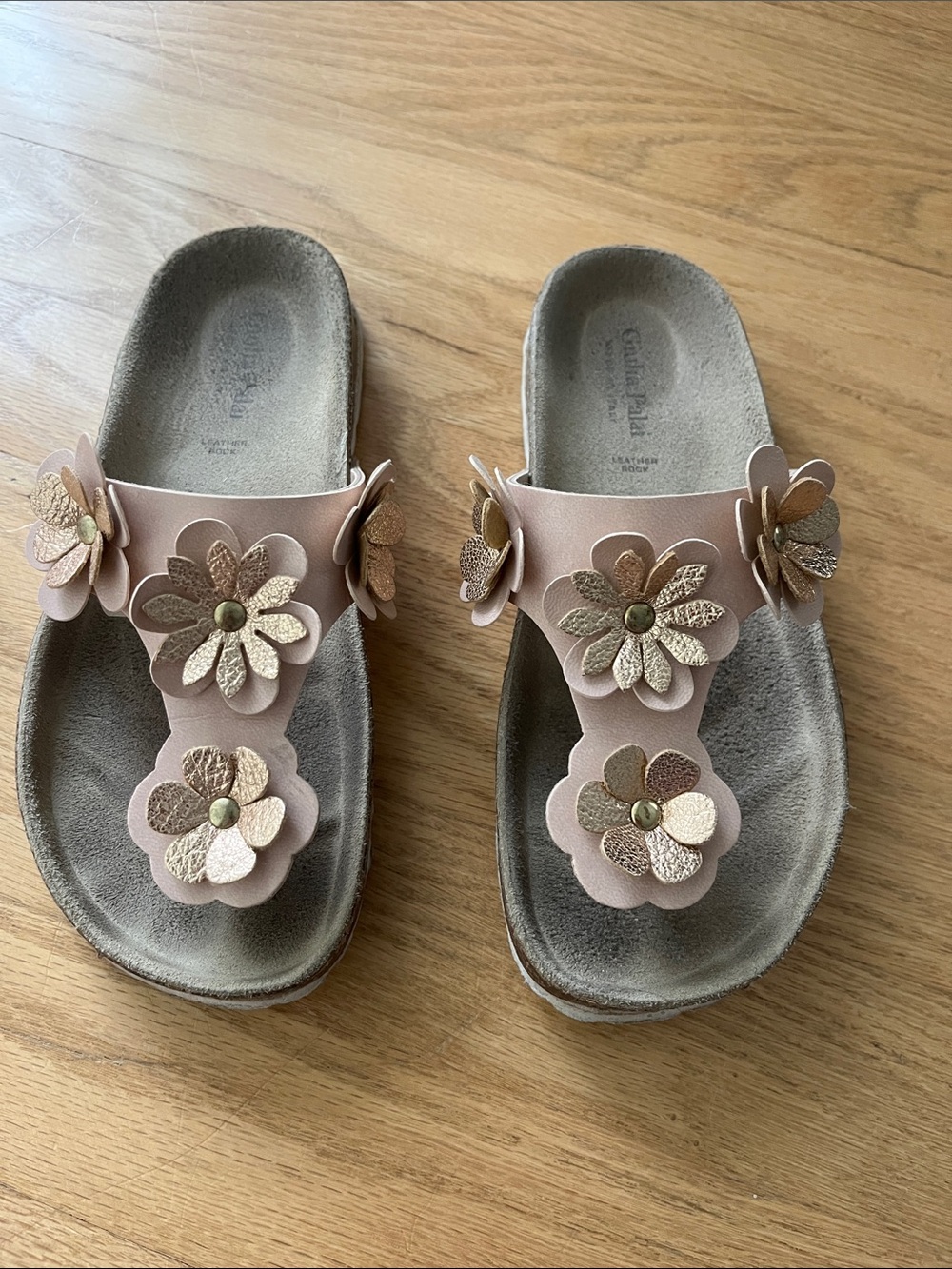 Giulia Palai Girls Pink Floral Toe-Post Sandals with Metallic Petal Details